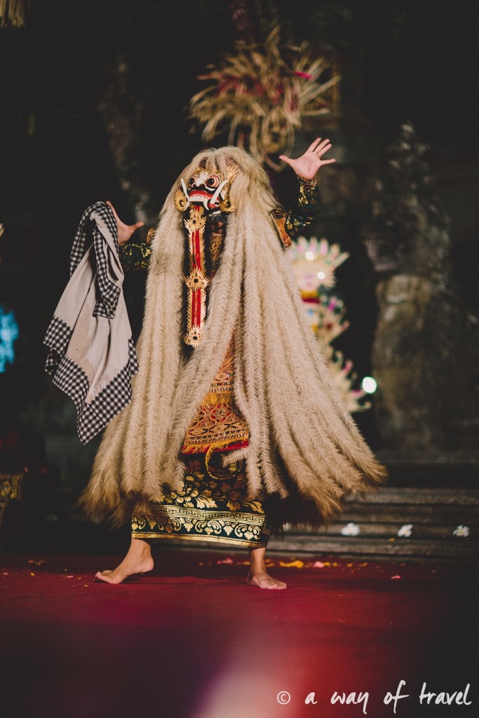 Indonesia Bali quoi faire visit Ubud spectacle traditionnel costume
