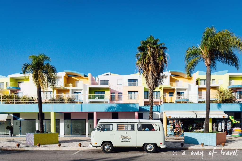 portugal-roadtrip-algarve-albufeira-colored-houses-27